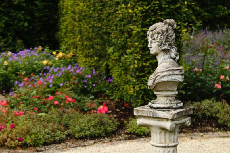 Mit Büsten und Steinfiguren Heim und Garten aufwerten