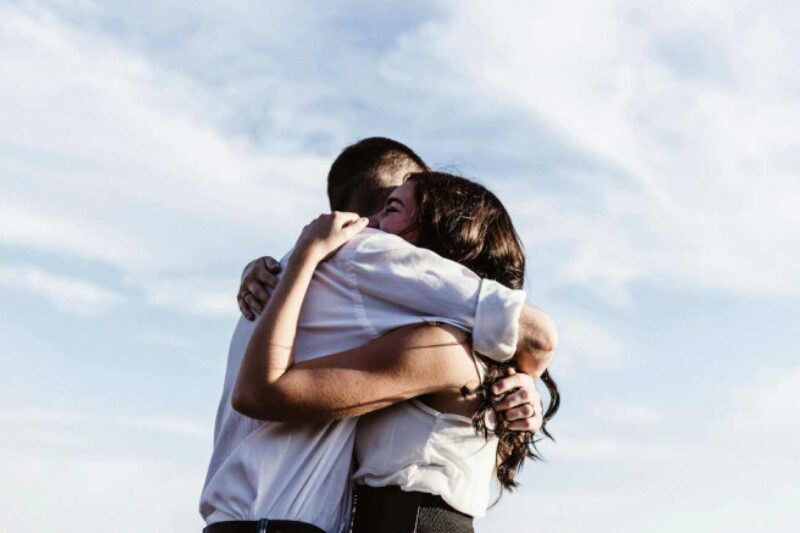 Beziehung und Eigenständigkeit – warum Selbstaufgabe der Liebe im Weg steht