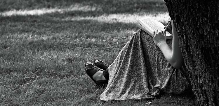 Frau-Buch-lesen