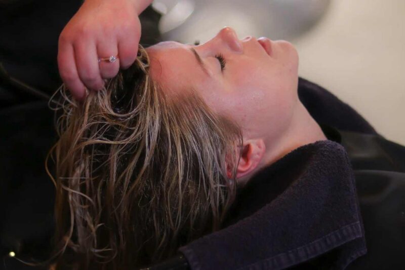 Haare waschen – So geht es richtig 