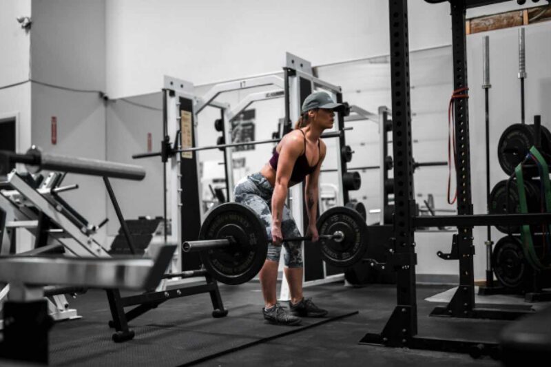 Bankdrücken und Kniebeugen statt Aerobic und Yoga: Warum Krafttraining häufig der Schlüssel für eine bessere Figur ist