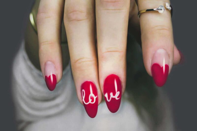 Kreatives Nageldesign für jede Saison