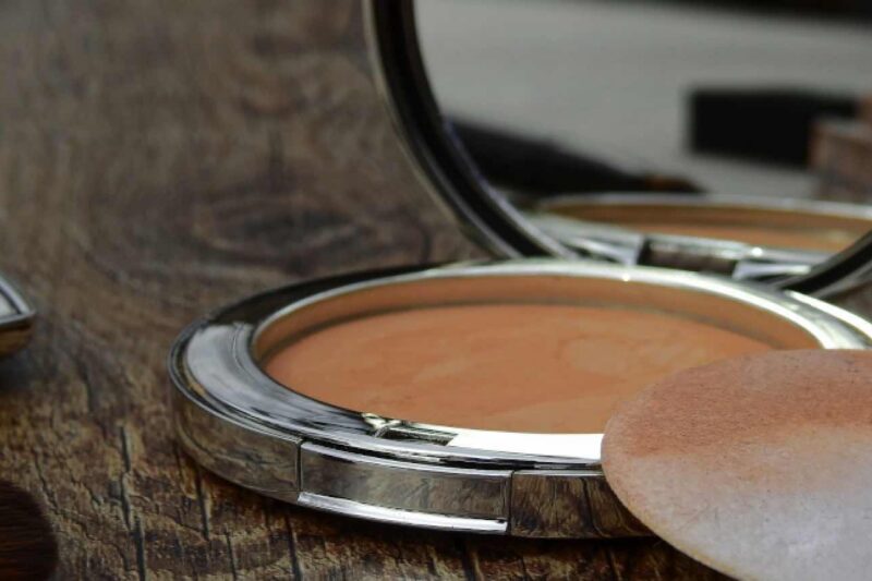Puder oder Make-up für die Damenhaut?