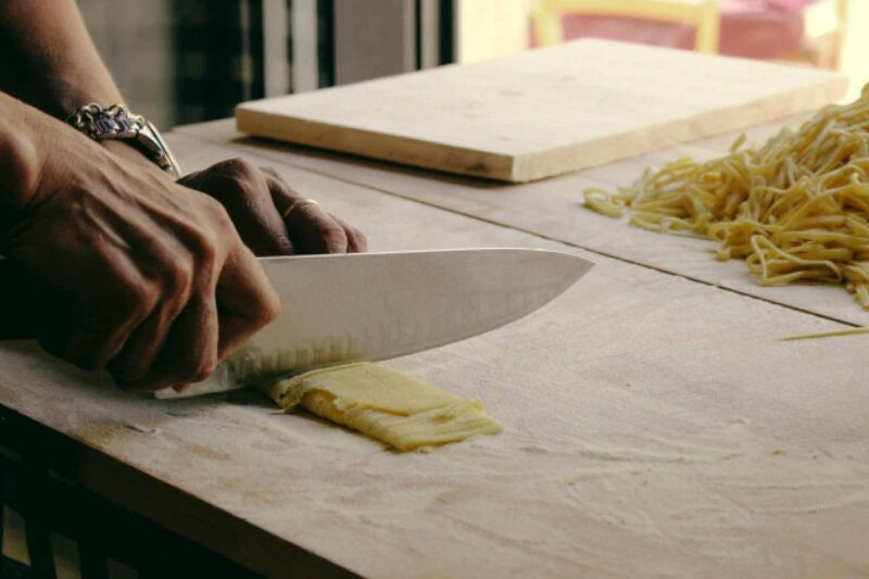 Der richtige Umgang mit Kochmessern: Wie man Verletzungen und Schnittwunden in der Küche vermeidet